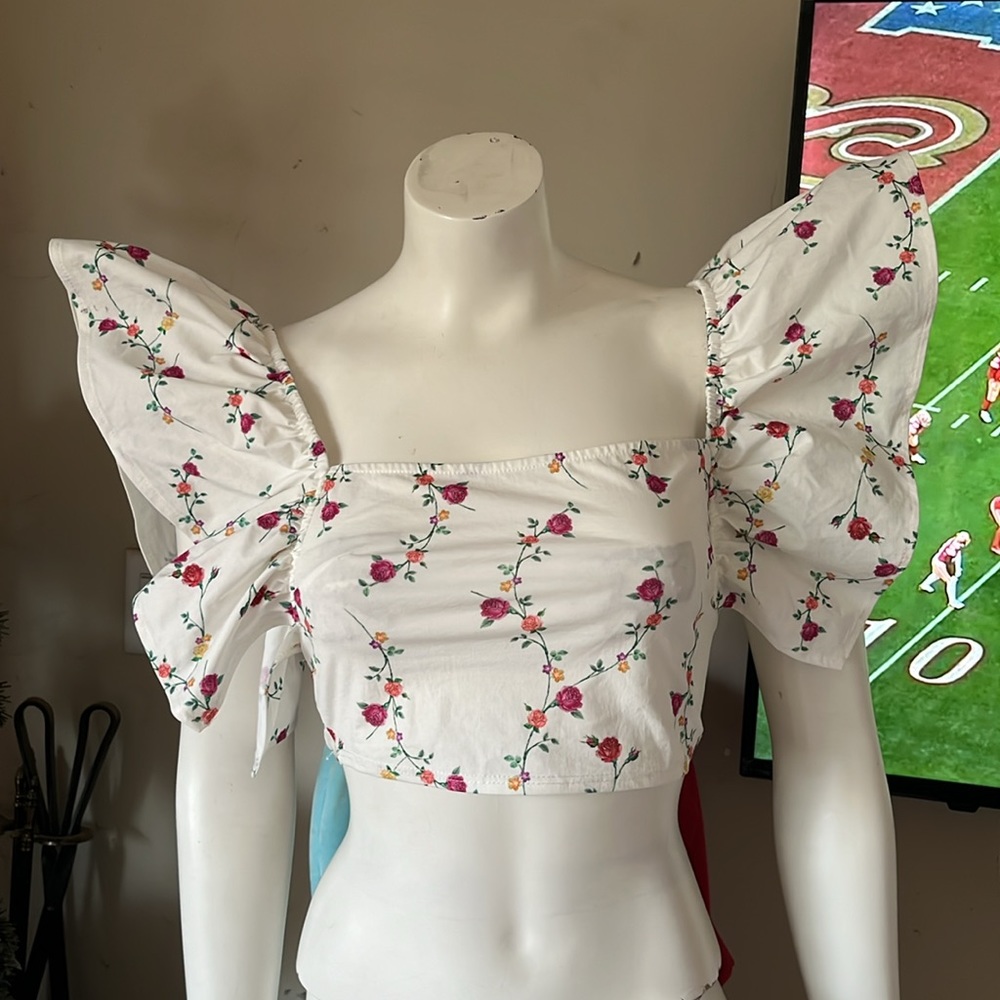 Clearance sale Zara exaggerated sleeves. Nwt s